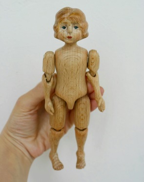 Деревянная кукла одна из первых игрушек. Деревянная кукла. Старинные деревянные куклы. Деревянная кукла девочка. Кукольные деревянные куклы.